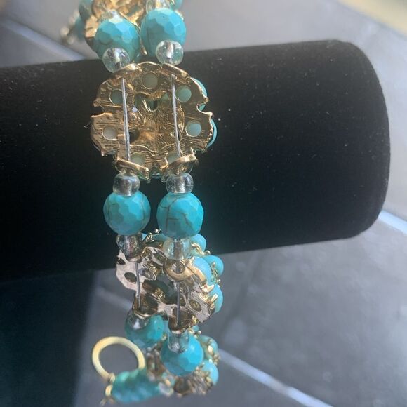 Beautiful Turquoise Blue Floral Bead Bracelet, in Gold, Unmarked - Picture 4 of 4